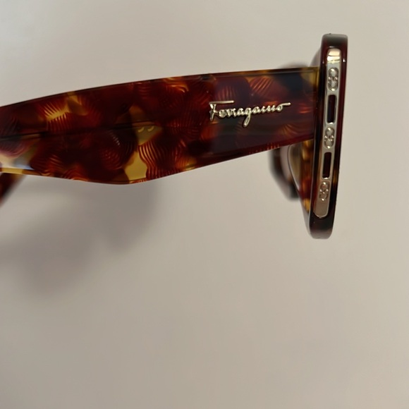 NEW Salvatore Ferragamo SF1024S 609 Red Havana Sunglasses w/Brown Gradient Lens - Picture 6 of 11